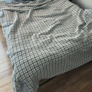 Houndstooth Cotton Blend Blanket 
F/Q Sz | Plaid Trim | Blue & White | NWT